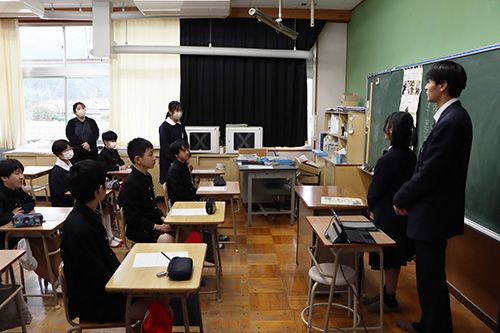 高校生に質問をする様子