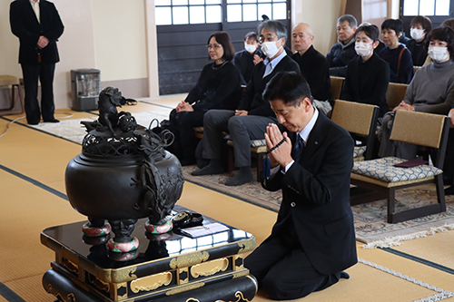江原市長も焼香し冥福を祈った