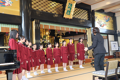 みすゞ少年少女合奏団による合唱が披露