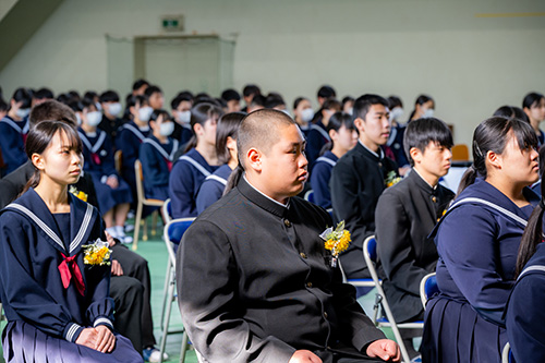 式中の卒業生の様子