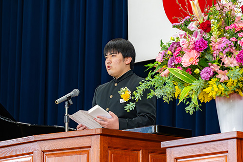答辞を述べる起田翔空さん