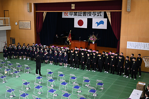 「正解」を合唱する卒業生