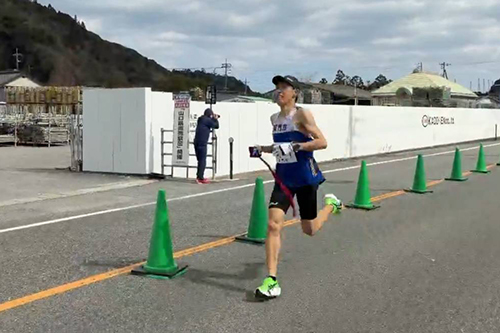 トップで第1中継所に駆け込む藤重選手