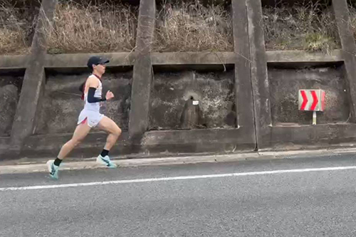 得意の坂道を駆けあがる山崎選手