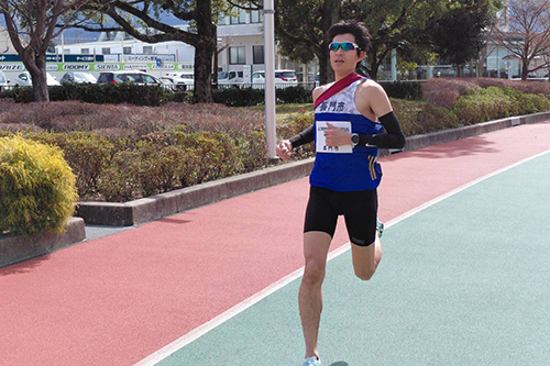 2位で競技場に駆け込むアンカーの岡野選手