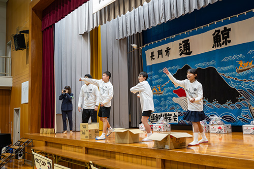 最後に行われた餅まきの様子