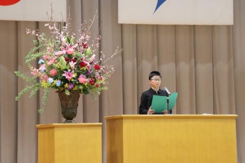 児童を代表し6年の山田さんがお別れのことばを述べた