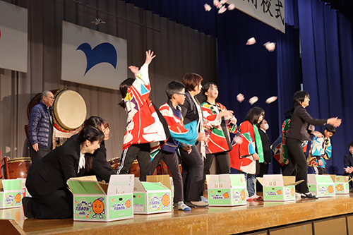 最後は餅まきで締めくくられた