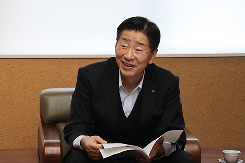 成果に感謝を伝える江原市長