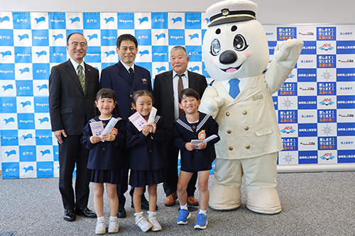 海上保安庁イメージキャラクター「うみまる」と記念写真