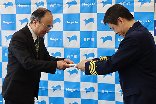 仙崎海上保安部の菅益宏部長から教育長へ手渡される