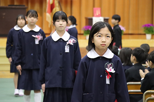 退場する卒業生