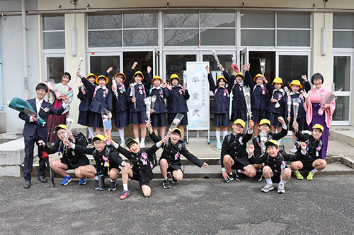 ホームルーム後に仲間と記念撮影