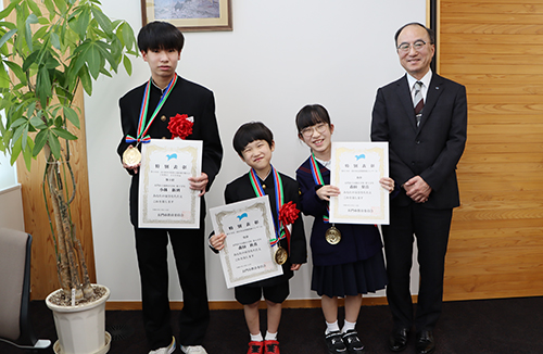 長門市教育特別表彰を受賞した3人