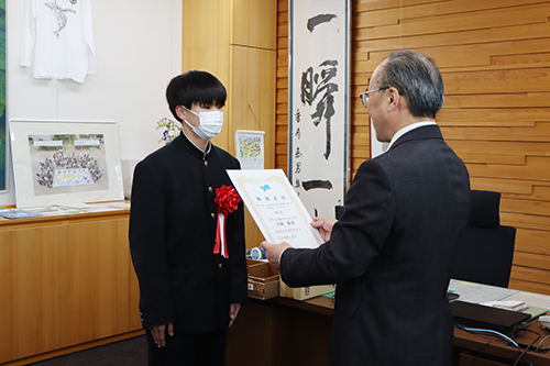 受賞者には賞状とメダルが授与された