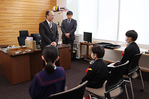 伊藤教育長から受賞者にお祝いの言葉が送られた