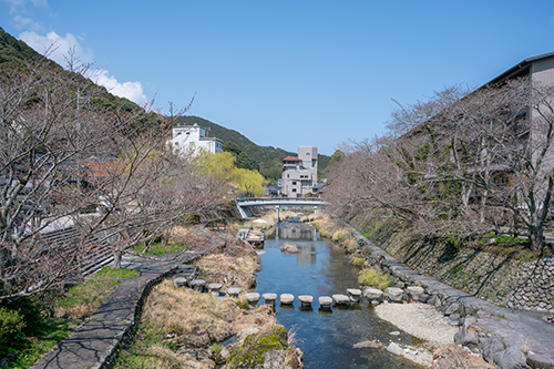 川床テラスを設置するなど河川空間を活用した魅力づくりに取り組んでいる