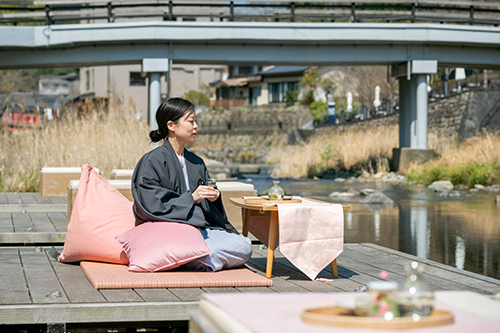 川床テラスで地酒を飲みながら夜桜を楽しめる