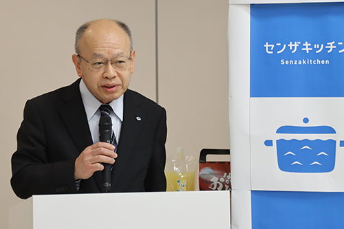 新駅長にエールを送る大谷社長