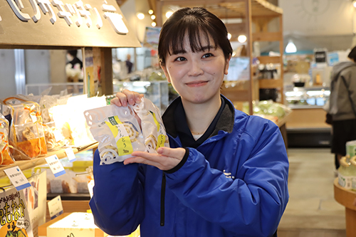 新商品をPRする清水新駅長