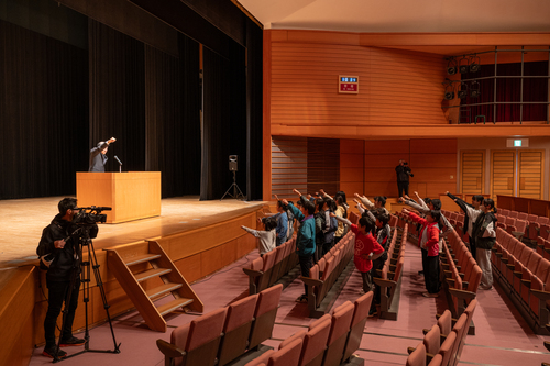 定期公演に向けて全員で気合を入れる様子