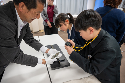 銅剣を観察する向津具小学校の児童
