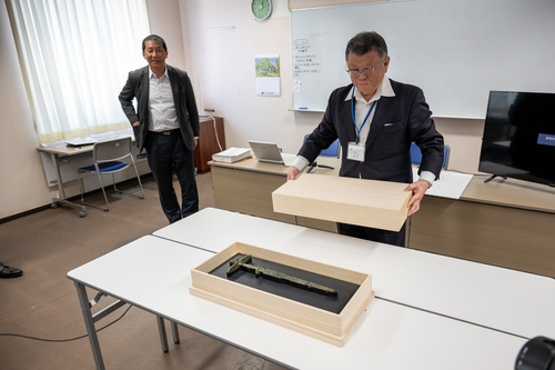 銅剣披露の様子