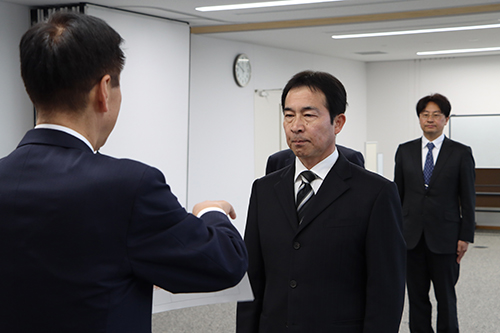 江原市長から一人ひとりに辞令が手渡されました