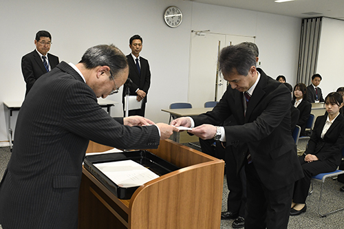 伊藤教育長から辞令を受け取る教職員