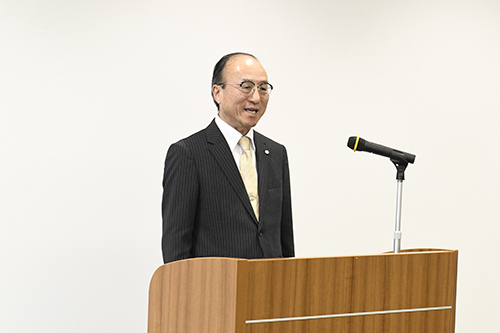 あいさつを述べる伊藤教育長