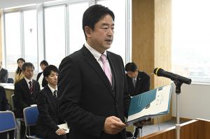 着任者代表として決意を述べる東福(とうふく)深川小学校長