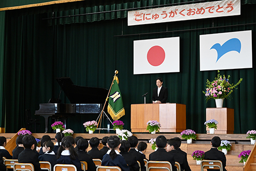 東福校長先生があいさつをする様子