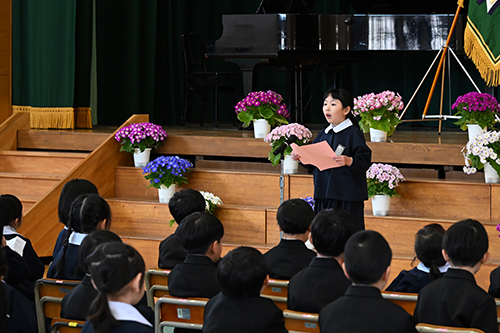 在校生代表挨拶をする6年生の前田せりかさん