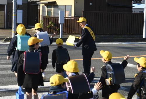 横断歩道で小学生を誘導する江原市長