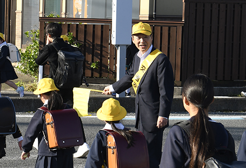 江原市長が交通安全を呼びかける様子