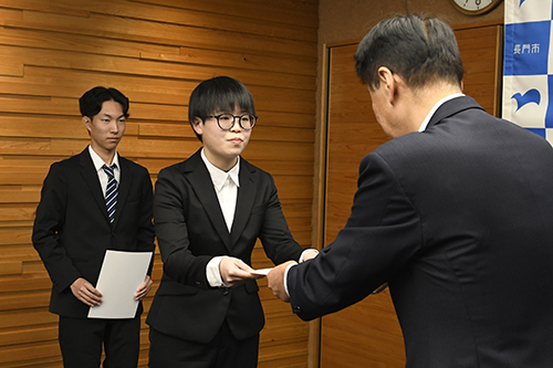 辞令を受け取る勝間さん（中央）