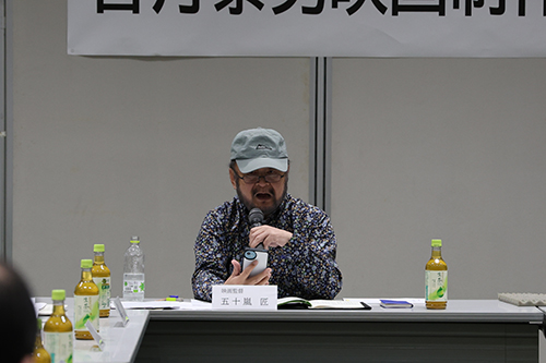 映画の概要を説明する五十嵐監督