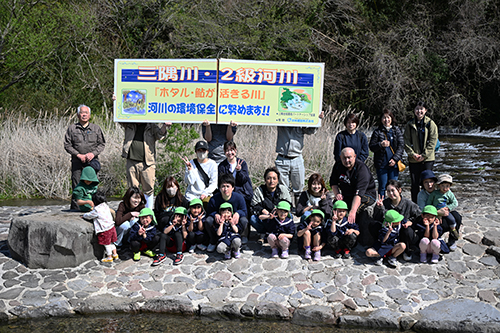 三隅川で鮎の稚魚の放流が行われました