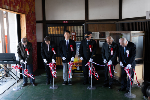 テープカットの様子