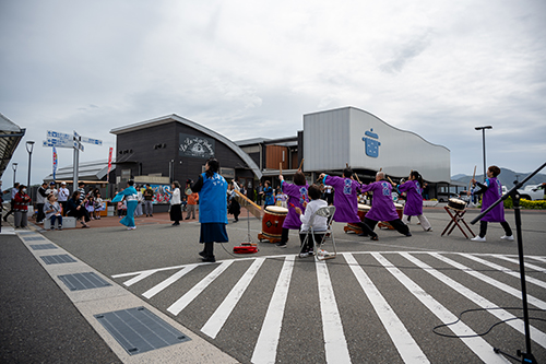 和太鼓やコーラスなどが披露される様子