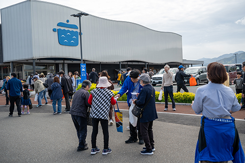 8周年記念お買い物割引券を配布する様子