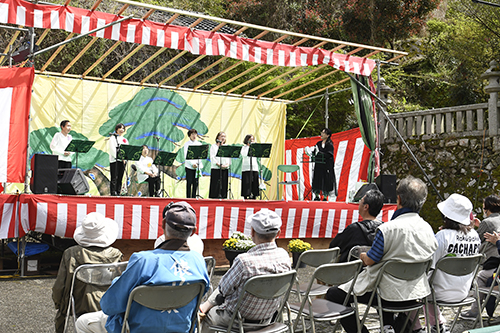 しゃくなげコーラスは美声を披露しました