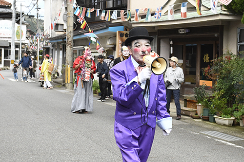 チンドン屋が温泉街を練り歩く様子