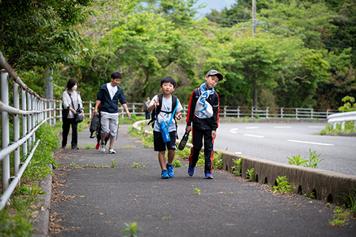 参加者が坂道を歩く様子