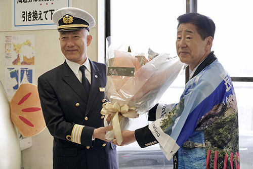 花束贈呈の様子