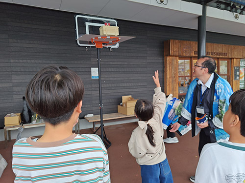 コイントスに挑戦する参加者