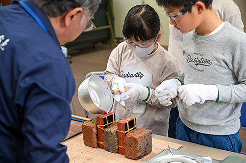 溶かした金属を鋳型に流し込む様子