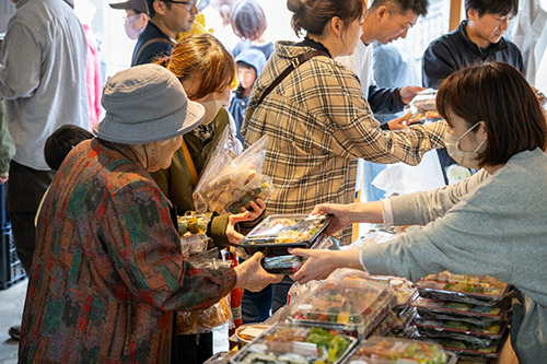 買い物をする参加者の様子