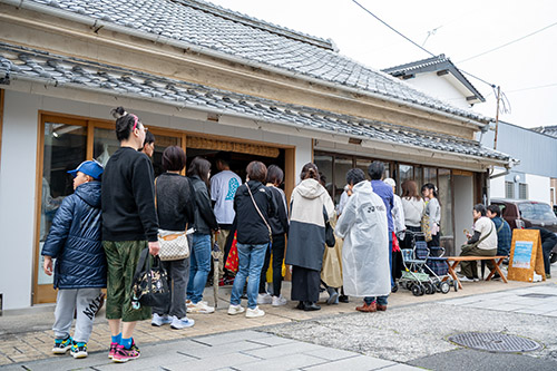 おはとの外で並ぶ参加者