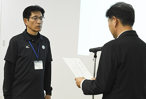 委嘱状を交付される委員(左)